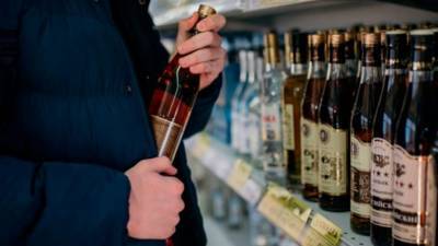 Житель Глазовского района украл из магазина 12 бутылок коньяка и 2 бутылки вина - gorodglazov.com - Россия - респ. Удмуртия - район Глазовский