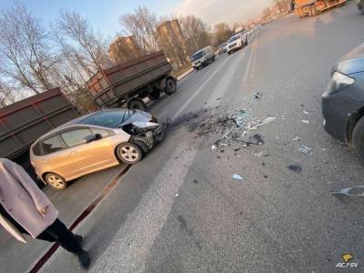 Водитель BMW оказался заблокирован в салоне после ДТП в Новосибирске - sib.fm - Новосибирск
