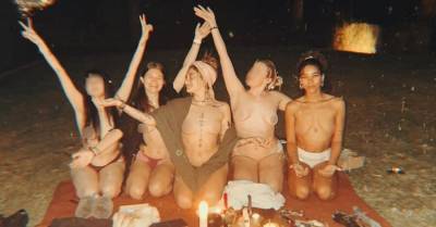 Майкл Джексон - Пэрис Джексон - Пэрис Джексон с голой грудью провела ритуал в полнолуние - kp.ua - США - Украина