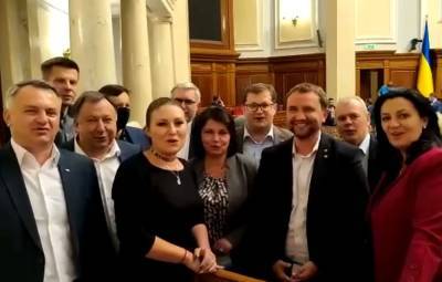 Петр Порошенко - Депутаты фракции Порошенко исполнили в ВР песню про Бандеру (видео) - sharij.net - Украина - Киев