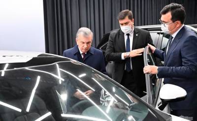 Шавкат Мирзиеев - Мирзиёев посетил новый автомобильный завод в Джизаке. К середине 2023 года здесь планируется выпускать 100 тысяч авто KIA, Renault и Lada - podrobno.uz - Узбекистан - Ташкент