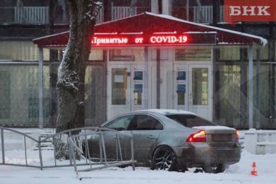 В Сыктывкаре водитель снес ограждение возле станции переливания крови - bnkomi.ru - респ. Коми - Сыктывкар