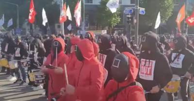 В Южной Корее протестующие оделись как персонажи "Игры в кальмара" - ren.tv - Южная Корея