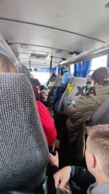 Украинцы ездят в маршрутках на коленях, прячась от карантинных проверок копов - narodna-pravda.ua - Украина - Харьковская обл.