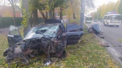 В Воронеже BMW разорвало на части после столкновения со столбом - vestivrn.ru - Воронеж - Воронежская обл.