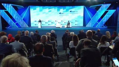 Владимир Путин - Путин: слово "кризис" состоит из двух иероглифов – "опасность" и "возможность" - vesti.ru - Россия - Сочи