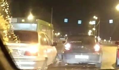 В центре Тюмени на мосту Стрела шесть машин попали в ДТП из-за гололёда - nashgorod.ru - Тюмень