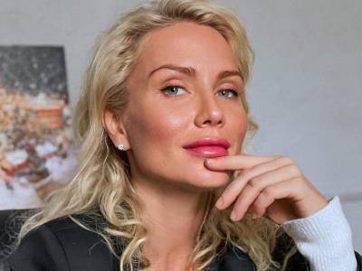 Екатерина Гордон - Море цветов и премьера новой песни: Катя Гордон устроила концерт на свой день рождения - bloknot.ru
