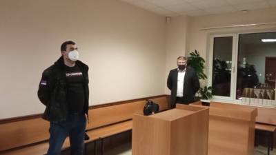 Александр Щеголев - Болельщику "Спартака", избившему журналиста, вынесли приговор. Кадры из зала суда - vesti.ru - Москва