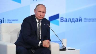 Владимир Путин - Дмитрий Песков - Песков назвал ревакцинацию без камер личным решением Путина - iz.ru - Россия - Израиль