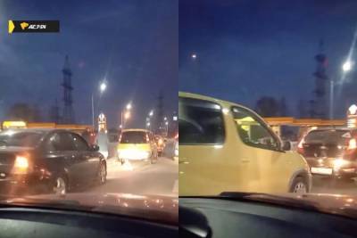 В Новосибирске «паровозик» из трёх легковушек с утра затруднил движение на Большой улице - sib.fm - Новосибирск - район Ленинский, Новосибирск