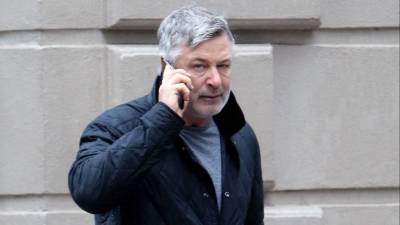 Алек Болдуин - Ставший смертельным выстрел на съемках фильма совершил актер Алек Болдуин - 5-tv.ru - США