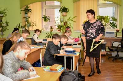 Учителей без прививки от коронавируса не будут отстранять от работы - gorodglazov.com - респ. Удмуртия