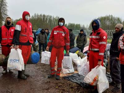 Областная организация Красного Креста доставила гуманитарную помощь мигрантам на участке погранзаставы "Русаки" - grodnonews.by - Белоруссия - Афганистан