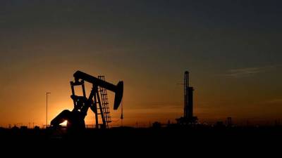 Цена нефти продолжила снижаться на пятничных торгах - iz.ru - Израиль - Лондон - Нью-Йорк