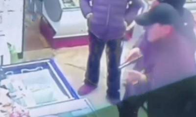 Видео: в Красноярском крае полиция скрутила двух грабителей с игрушечным пистолетом - bloknot.ru - Красноярский край - Канск