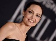 Анджелина Джоли - «Она наверстывает упущенное»: инсайдеры рассказали о личной жизни Анджелины Джоли - skuke.net