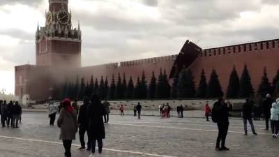 Ураган сорвал со стен Кремля строительные леса, повредившие один из зубцов стены (видео) - sharij.net - Москва - Россия