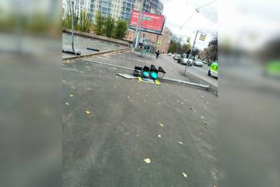 Петербурженку госпитализировали после падения на нее дорожного знака на проспекте Стачек - spb.mk.ru - Санкт-Петербург