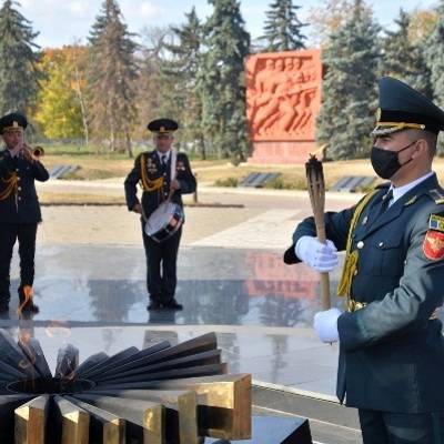 Жители Кишинева принесли свечи к потухшему Вечному огню - radiomayak.ru - Молдавия - Кишинев - Интерфакс