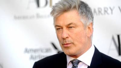 Алек Болдуин - Работавший с Алеком Болдуином режиссер назвал настоящих виновников трагедии на съемках - 5-tv.ru - Франция