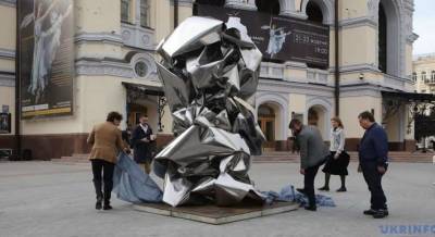 Возле киевской оперы установили оригинальный памятник (фото) - lenta.ua - Украина