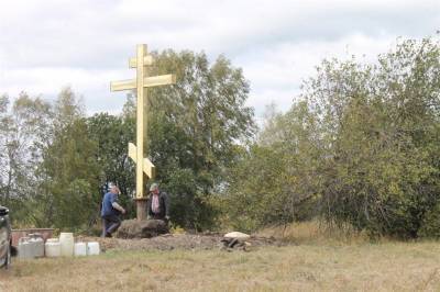 Уроженка Малой Хомутери установила возле села пятиметровый поклонный крест и дорожный указатель - ulpravda.ru - Самара - Ульяновская - район Барышский