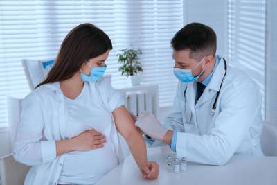 Вакцинация на ранних сроках беременности против COVID-19 не вызывает ее прерывания - news.israelinfo.co.il - Норвегия