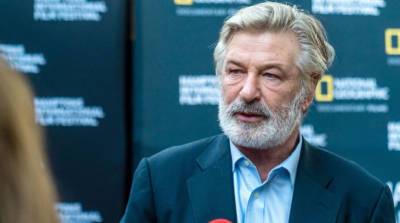 Алек Болдуин - Алек Болдуин заявил, что полностью сотрудничает с полицией в инциденте со стрельбой - belta.by - Белоруссия
