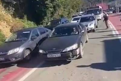 «Верните все как было»: сочинцы вышли на акцию против введения одностороннего движения на трассе в Красную поляну - kuban.mk.ru - Адлер