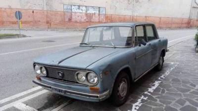 Автомобиль Lancia, простоявший почти полвека на итальянской улочке, пришлось эвакуировать - skuke.net - Италия - Интересно