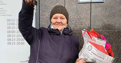 Блогер - Блогер из Москвы собрала деньги на квартиру для живущей в бочке пенсионерки - moslenta.ru - Москва - Омск