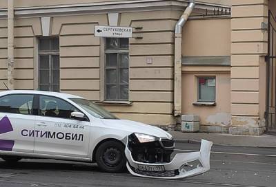 В Петербурге неудачный поворот стоил машине каршеринга бампера - online47.ru - Санкт-Петербург