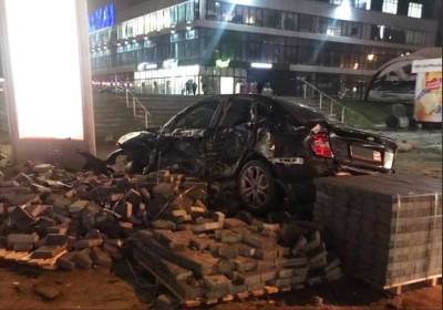 Автомобиль Subaru вылетел на тротуар после ДТП на Вокзальной магистрали в Новосибирске - sib.fm - Новосибирск