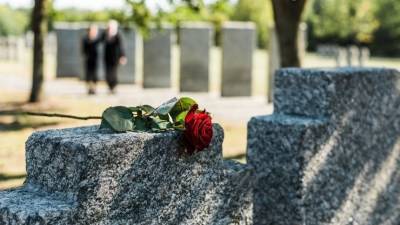Почему посещение кладбища без головного убора и громкий плач смертельно опасны - 5-tv.ru