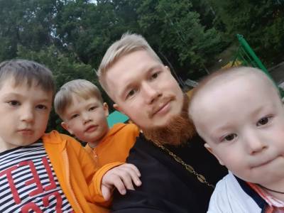 Владимир Уйба - Быть папой: иерей Иоанн Коюшев рассказал, каково быть отцом трех мальчишек - komiinform.ru - респ. Коми