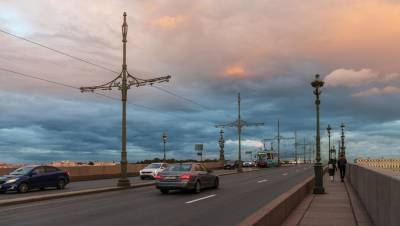 Велосипедист упал в Неву с Троицкого моста - dp.ru - Санкт-Петербург