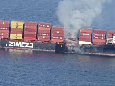 Возле побережья Канады на грузовом судне загорелись контейнеры с химикатами. Видео - gordonua.com - Украина - Англия - Канада - Columbia