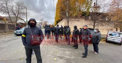 Виктор Медведчук - Под домом нардепа Медведчука, подозреваемого в госизмене, проходят две акции - kp.ua - Украина - Киев