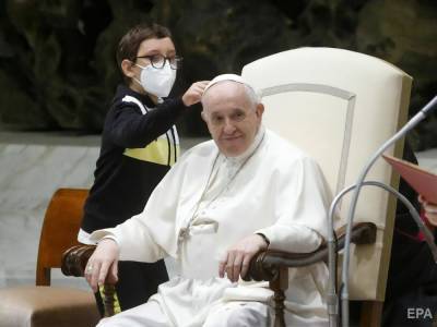 Франциск - 10-летний мальчик прервал аудиенцию папы римского, чтобы получить головной убор понтифика. Видео - gordonua.com - Украина - Ватикан