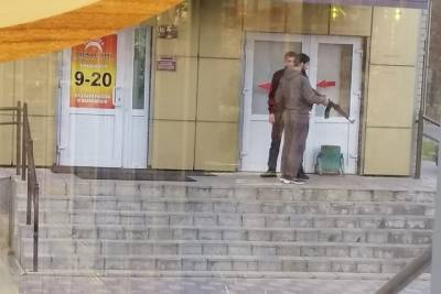 Мужчина в Ярцеве ходил с игрушечным автоматом, за дело взялись УМВД и СКР - mk-smolensk.ru