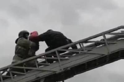 Россиянка заперла четверых малолетних детей в квартире и пропала - lenta.ru - Иркутская обл.