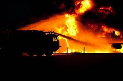 В ХМАО тушат крупный пожар на мебельном складе - aif.ru - Югра - Пермский край - Нягань