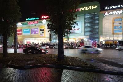 Вечером в воскресенье эвакуировали посетителей сразу из нескольких торговых центров Воронежа - vrn.mk.ru - Воронеж