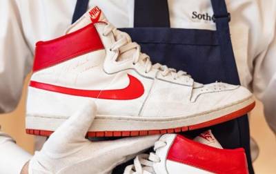 Майкл Джордан - Первые кроссовки Nike, созданные для Джордана, продали за $1,47 млн - korrespondent.net - Украина