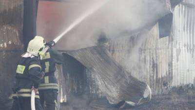 Пожарные ликвидировали открытое горение на складе в Нягани - mir24.tv - Югра - Нягань