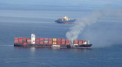 Вблизи Канады загорелся контейнеровоз с 52 тысячами кг химикатов на борту - thepage.ua - США - Украина - Колумбия - Канада - Виктория - Kingston - Судно