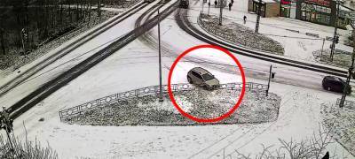 В Петрозаводске скользкая дорога привела водителя-торопыгу в забор (ВИДЕО) - stolicaonego.ru - Петрозаводск