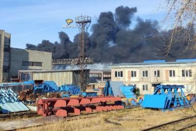 Новосибирские огнеборцы потушили пожар на складе покрышек - runews24.ru - Россия - Новосибирск