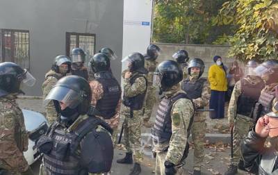 В Симферополе возле здания суда задержали крымских татар - korrespondent.net - Украина - Крым - Симферополь
